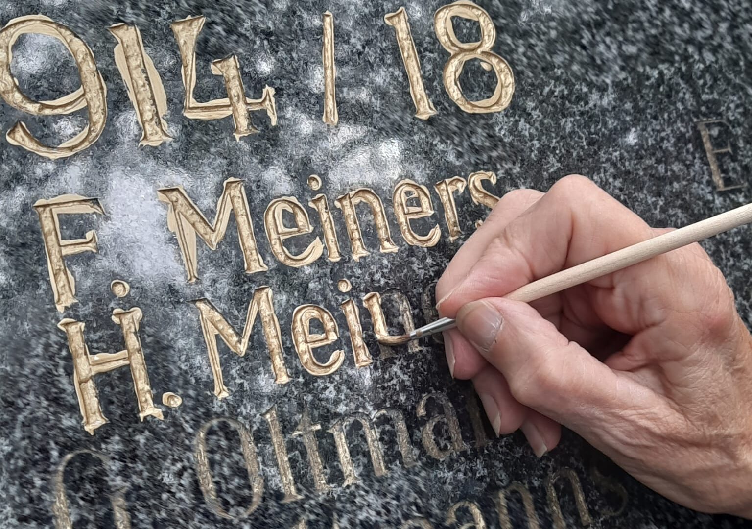 Schrifterneuerung am Kriegsgefallenendenkmal