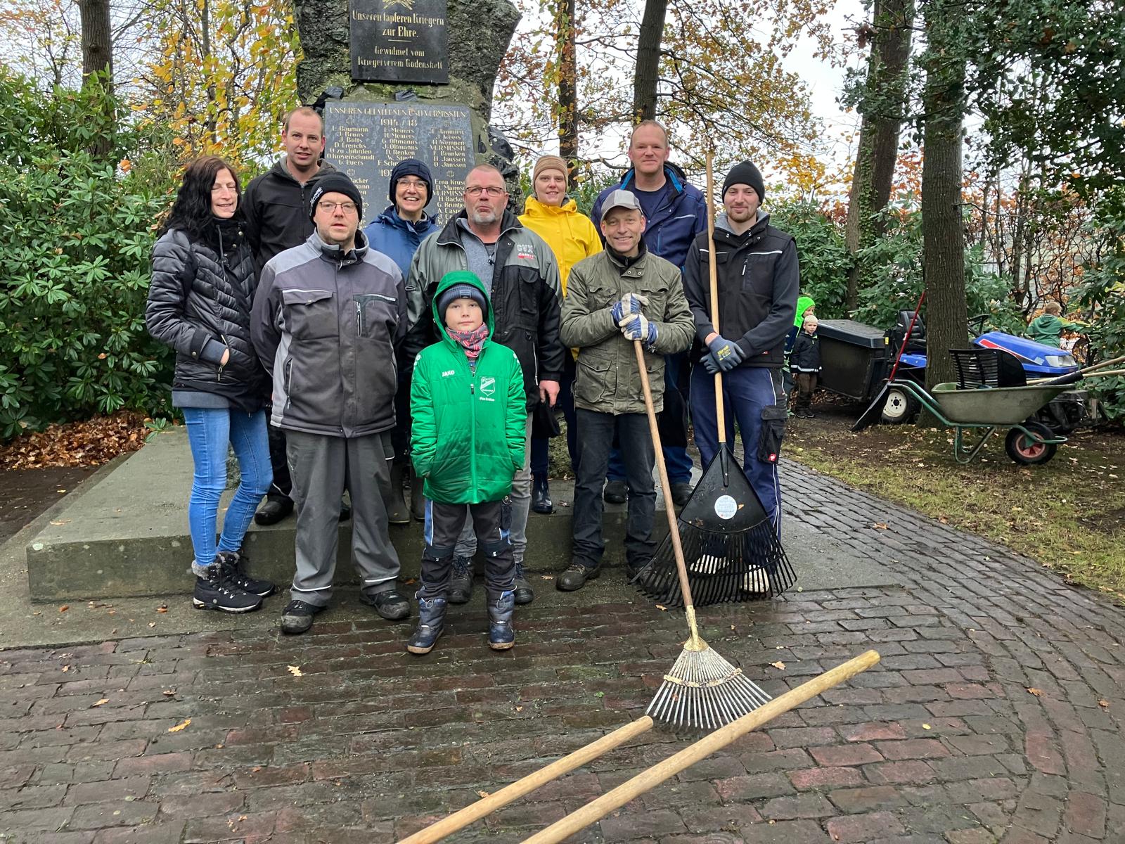 Einsatz für ein gepflegtes Denkmal zum Volkstrauertag