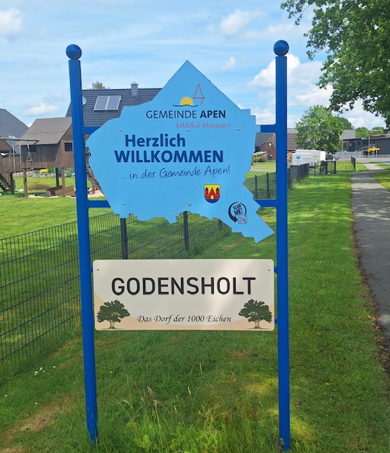 Individuelle Schilder begrüßen Besucher beim reinfahren in Godensholt